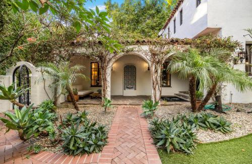 Hollywood Hills West Apartment | Sunset Vale