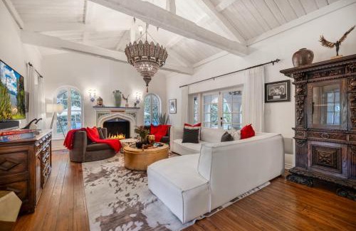 Hollywood Hills West Apartment | Sunset Vale