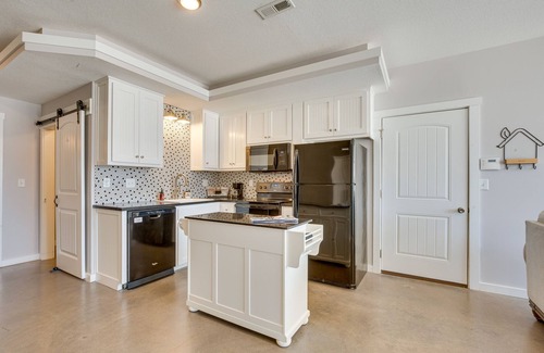 Clinton County Apartment | ‘Sunset View’ Home: 1 Mi to Smithville Lake!