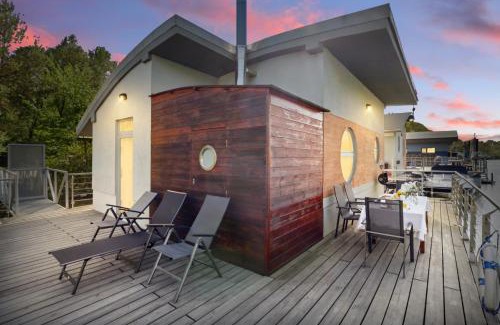 Rusovce House | Sunset view Housboat with sundeck