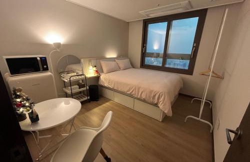 Seo-gu Bed & Breakfast | Sunset View - Women only