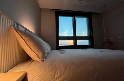 Seo-gu Bed & Breakfast | Sunset View - Women only