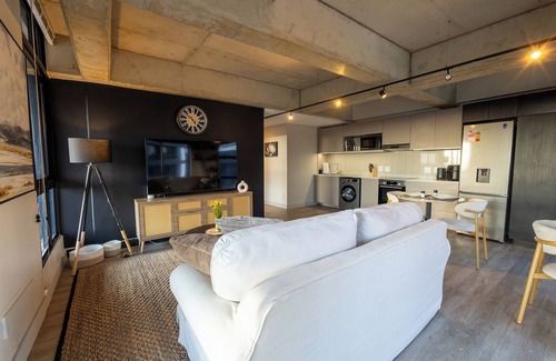 Sandown Apartment | Sunset Views- King Bed - Workspace- Sandton