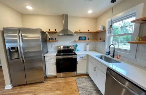Kings Grant House | Sunset Villa by PoshStMgmt ~ 3 Miles to UNCW ~ Close to Beach & Downtown