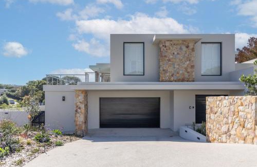 Robberg Beach Villa | Sunset Villa - Luxury Villa 150m from the beach - top floor only