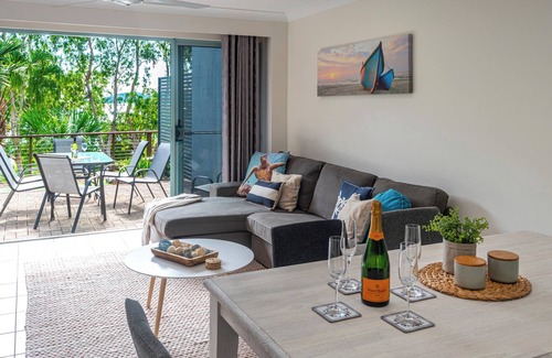 Hamilton Island Apartment | Sunset Waters 2 - Marina side 2 bedroom apartment with buggy
