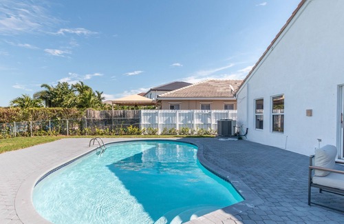 Ludlam House | Sunsets at the Pool