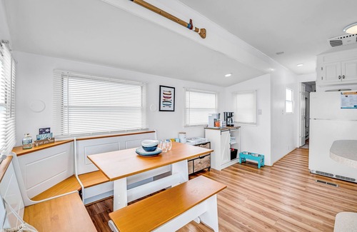 Sandbridge Cottage | Sunsets | Beach + Pool + Pickleball | Pet Friendly