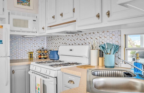 Sandbridge Cottage | Sunsets | Beach + Pool + Pickleball | Pet Friendly