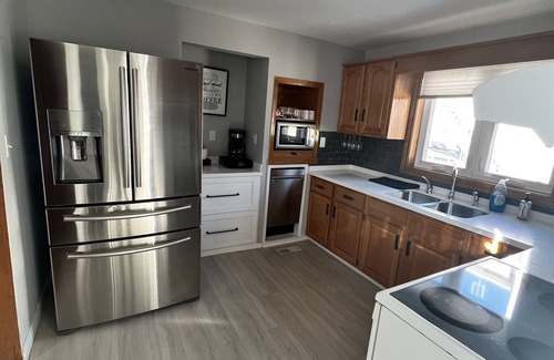 Leamington Cottage | Sunsets by the Bay - Your Waterfront Oasis