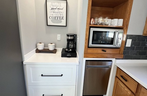 Leamington Cottage | Sunsets by the Bay - Your Waterfront Oasis