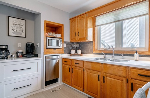 Leamington Cottage | Sunsets by the Bay - Your Waterfront Oasis