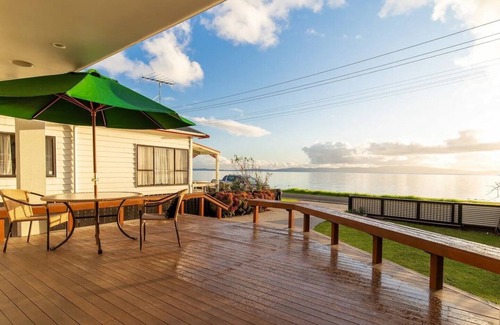 Ngarimu Bay House | Sunsets by the Beach | Waterfront | Sleeps 8