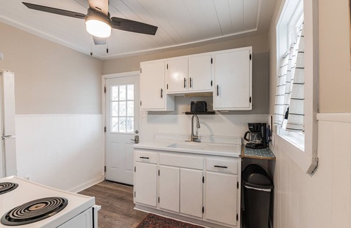 Goshen House | SUNSETS Couples families , Beach, deck, screen porch BBQ WiFi bch tags, dogs ok