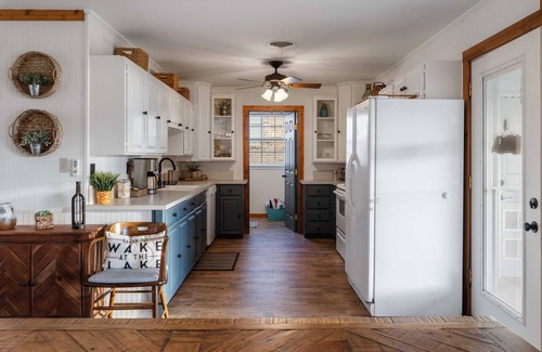 Granbury Cottage | Sunsets! Lake Home w Swing at Dock. Stocked kitchen, KING Bed, Photo Opp