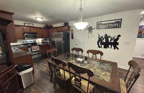 Shepherdsville House | Sunsets on Bourbon Street! Waterfront views!