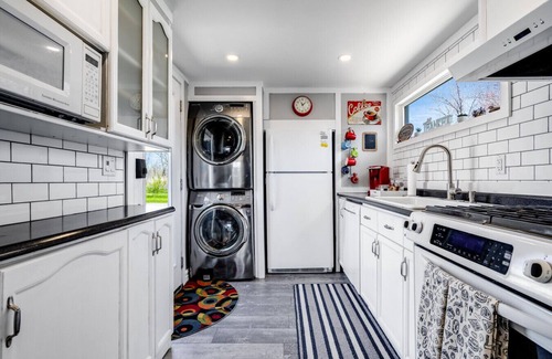 Kingsville House | Sunsets & Sips Stylish Cottage Near Wineries