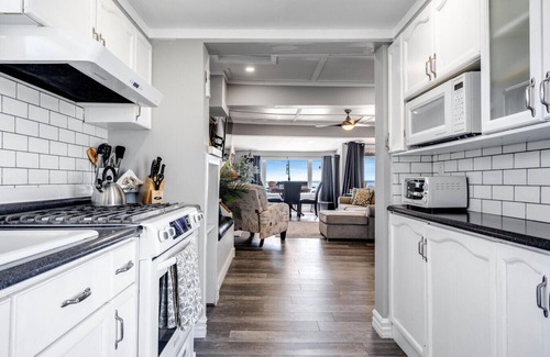 Kingsville House | Sunsets & Sips Stylish Cottage Near Wineries
