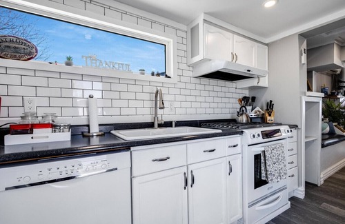 Kingsville House | Sunsets & Sips Stylish Cottage Near Wineries