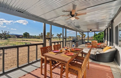 Yucca Valley House | Sunsets & Stars, Desert Oasis, Pet Friendly, Hot Tub, Firepit, Covered Porch
