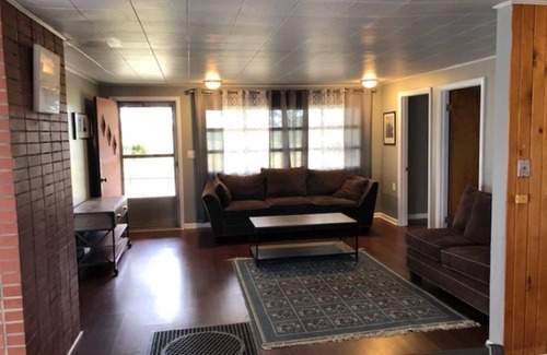 Andover House | Sunsets, Stars, Sleep near the Sheep. Centrally located to many rural towns.
