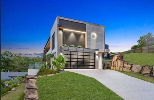 Murrumba Downs House | Sunsets views by the infinity pool overlooking a Koala Eucalyptus Reserve.