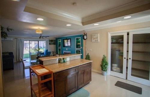 Yeoman Wood Condo | Sunshine and solace at this luxury Bahamas retreat.