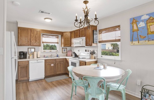 Villa Segunda House | Sunshine Beach House - Private Pool - 5 minute walk to beaches - Pet friendly