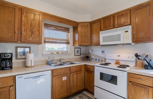 Villa Segunda House | Sunshine Beach House - Private Pool - 5 minute walk to beaches - Pet friendly