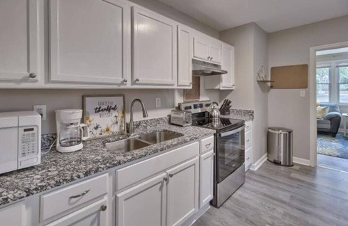 Rosewood House | Sunshine BNB in Downtown Cola- walk to 5 Parks!