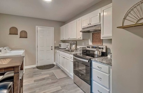 Rosewood House | Sunshine BNB in Downtown Cola- walk to 5 Parks!