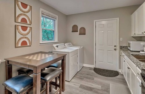 Rosewood House | Sunshine BNB in Downtown Cola- walk to 5 Parks!