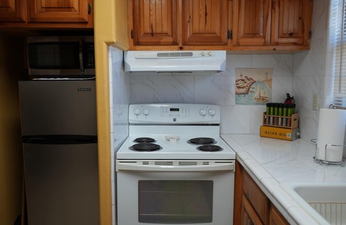 Arroyo City Cottage | Sunshine cabin with a Shared fishing pier Not waterfront