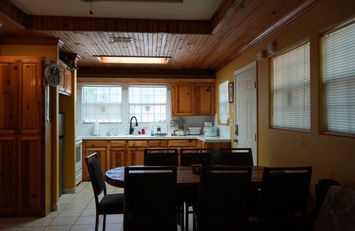 Arroyo City Cottage | Sunshine cabin with a Shared fishing pier Not waterfront
