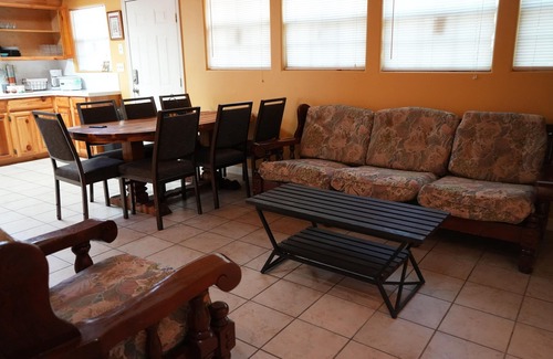 Arroyo City Cottage | Sunshine cabin with a Shared fishing pier Not waterfront