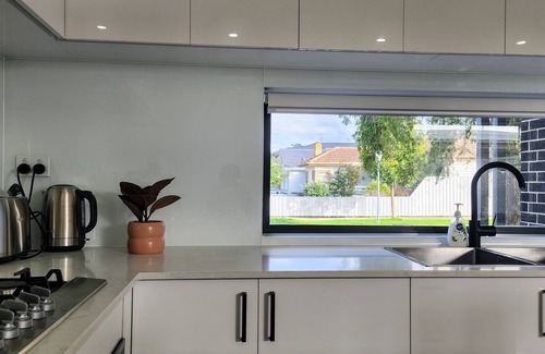Sunshine House | Sunshine Central Unwind Retreat SPA Bath New 2 Bedroom House