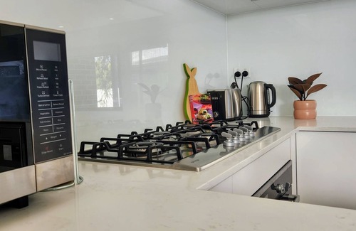 Sunshine House | Sunshine Central Unwind Retreat SPA Bath New 2 Bedroom House