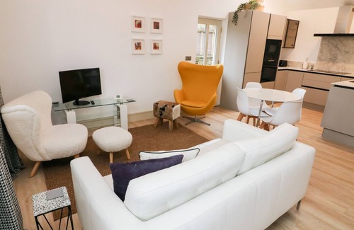 Preston-under-Scar Cottage | SUNSHINE COTTAGE, pet friendly, with a garden in Leyburn