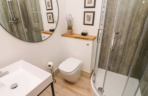 Preston-under-Scar Cottage | SUNSHINE COTTAGE, pet friendly, with a garden in Leyburn