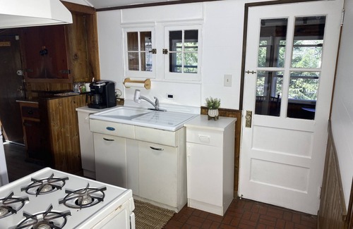 Smallwood Cottage | Sunshine Country Cottage near Bethel Woods Center for the Arts