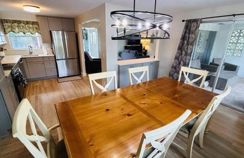 Southgate House | Sunshine Haven: Relax and Unwind