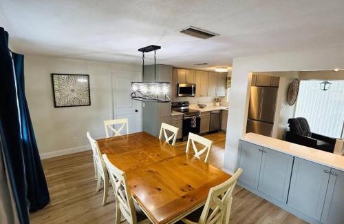 Southgate House | Sunshine Haven: Relax and Unwind