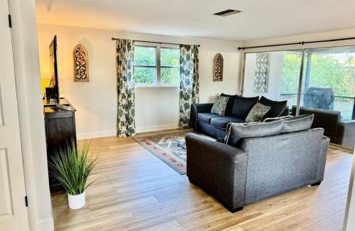 Southgate House | Sunshine Haven: Relax and Unwind
