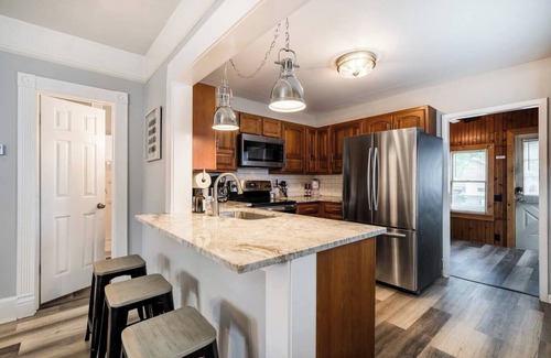 South Haven House | Sunshine Haven- Walk Downtown * New Hot Tub!