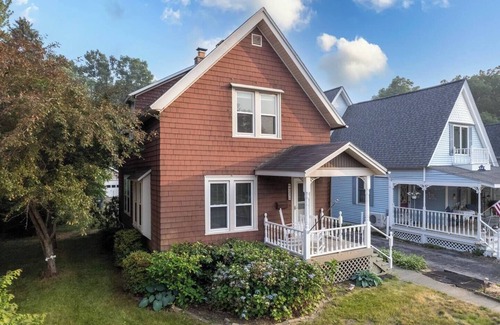 South Haven House | Sunshine Haven- Walk Downtown * New Hot Tub!