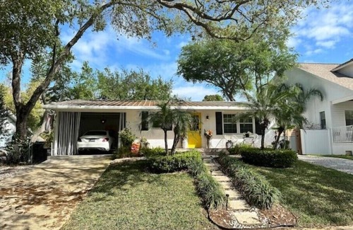 Ballast Point House | Sunshine House - 3 bed, 2 bath. Steps to Bayshoren