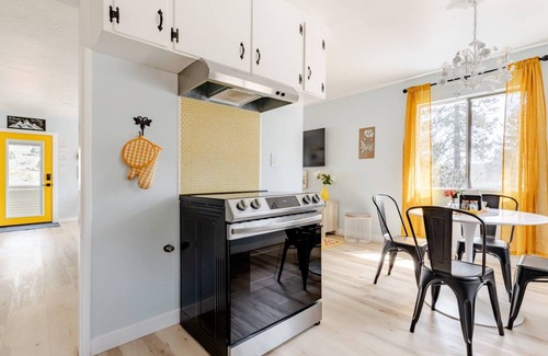 Wrightwood Apartment | Sunshine Loft in downtown Wrightwood! Close to Ski Resort with amazing views!