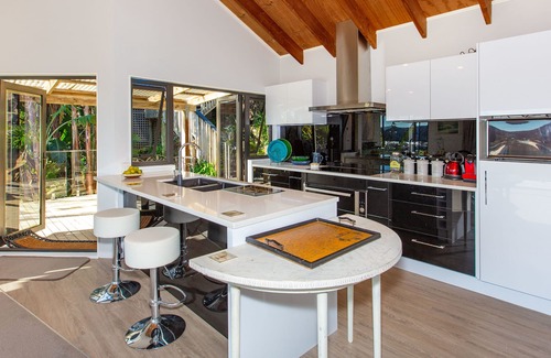Raglan Cottage | Sunshine Lookout - Raglan Holiday Home