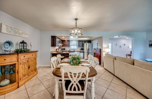 Caloosahatchee House | Sunshine POOL Cape Coral Home Centrally Located Great Outdoor Space