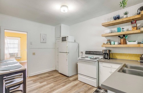 Granbury Condo | Sunshine Shack: Spacious 2-Bedroom Granbury Glow